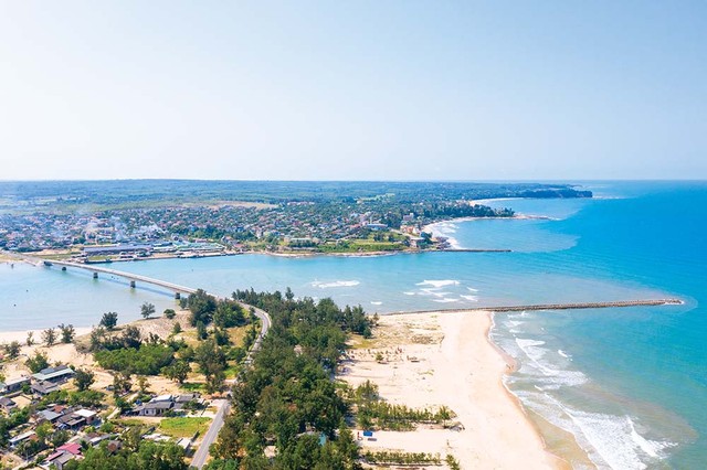 Ngoài nguồn lực tự nhiên về gió, vùng biển Quảng Trị cũng đang là “mỏ vàng” về nguồn điện khí để giúp Quảng Trị thành công trên hành trang trở thành trung tâm năng lượng miền Trung Ngoài nguồn lực tự nhiên về gió, vùng biển Quảng Trị cũng đang là “mỏ vàng” về nguồn điện khí để giúp Quảng Trị thành công trên hành trang trở thành trung tâm năng lượng miền Trung