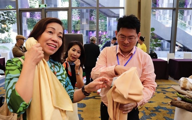 CEO Quách Kiến Lân mong muốn làm ra những loại vải thân thiện với môi trường. Trong ảnh: Anh Lân giới thiệu sản phẩm vải lụa tre nhân dịp Hội nghị Tổng kết ngành dệt may năm 2022 CEO Quách Kiến Lân mong muốn làm ra những loại vải thân thiện với môi trường. Trong ảnh: Anh Lân giới thiệu sản phẩm vải lụa tre nhân dịp Hội nghị Tổng kết ngành dệt may năm 2022