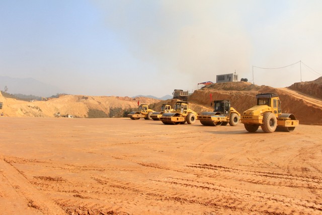 Đơn vị nhà thầu thi công Hồ Khe Giữa (TP Cẩm Phả) từ mùng 6 Tết. Ảnh. Nguồn: Báo Quảng Ninh Đơn vị nhà thầu thi công Hồ Khe Giữa (TP Cẩm Phả) từ mùng 6 Tết. Ảnh. Nguồn: Báo Quảng Ninh