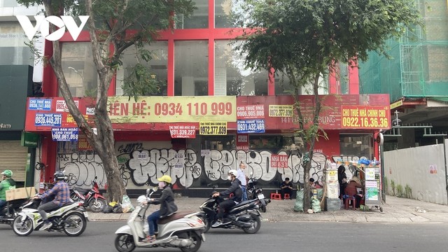 Không khó để bắt gặp các cửa hàng bỏ trống ở vị trí mặt tiền các tuyến đường Quận 1, dán chi chít quảng cáo cho thuê, trông nhếch nhác, mất mỹ quan. (Ảnh: Duy Phương) Không khó để bắt gặp các cửa hàng bỏ trống ở vị trí mặt tiền các tuyến đường Quận 1, dán chi chít quảng cáo cho thuê, trông nhếch nhác, mất mỹ quan. (Ảnh: Duy Phương)
