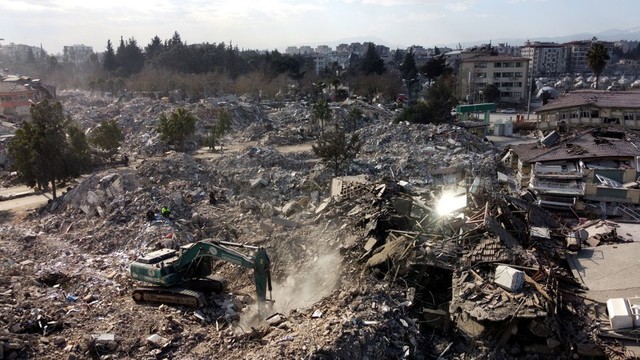 Toàn cảnh đống đổ nát và thiệt hại sau trận động đất ở Hatay, Thổ Nhĩ Kỳ hôm 15/2. Ảnh: Reuters Toàn cảnh đống đổ nát và thiệt hại sau trận động đất ở Hatay, Thổ Nhĩ Kỳ hôm 15/2. Ảnh: Reuters