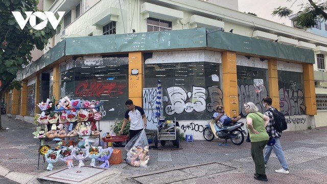 Dù ở vị trí "vàng", 2 mặt tiền đường Nguyễn Thị Minh Khai nhưng mặt bằng vẫn để trống cả năm. (Ảnh: Duy Phương) Dù ở vị trí "vàng", 2 mặt tiền đường Nguyễn Thị Minh Khai nhưng mặt bằng vẫn để trống cả năm. (Ảnh: Duy Phương)