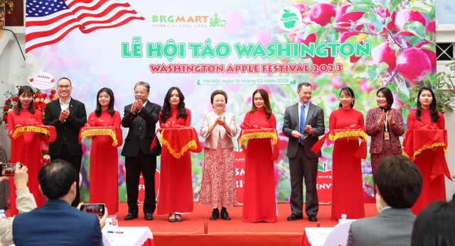 Đại biểu cắt băng khai mạc Lễ Hội Táo Washington BRGMart 2023 Đại biểu cắt băng khai mạc Lễ Hội Táo Washington BRGMart 2023