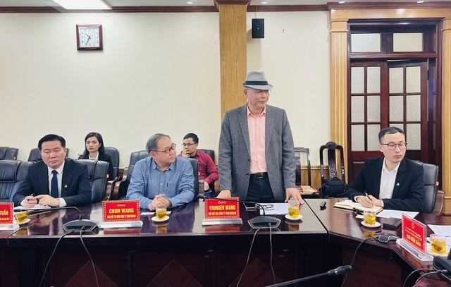 Đại diện Công ty TNHH NeoSCM đề xuất xây dựng nhà máy tại khu công nghiệp An Phát 1 . Ảnh Báo Hải Dương