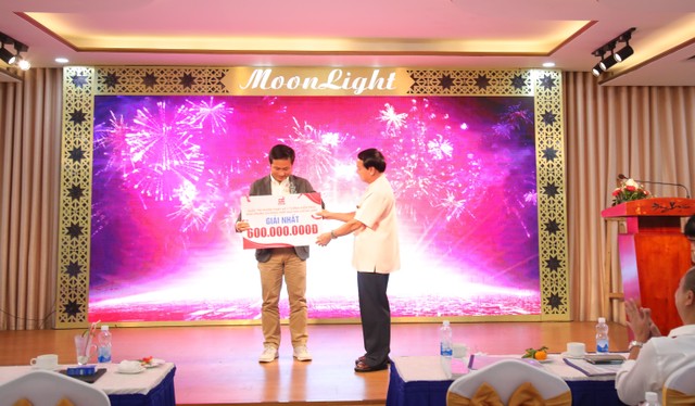 Ông Lê Thanh Thuấn, Tổng giám đốc Tập đoàn Sao Mai trao giải Nhất.