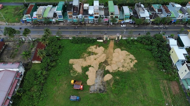 Các khu đất như sân vận động bỏ hoang khi chuyển đổi mục đích sử dụng sẽ khó định giá bằng phương pháp so sánh hay phương pháp thu nhập. Các khu đất như sân vận động bỏ hoang khi chuyển đổi mục đích sử dụng sẽ khó định giá bằng phương pháp so sánh hay phương pháp thu nhập.