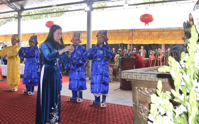 Phó Chủ tịch UBND tỉnh Thái Bình Trần Thị Bích Hằng dâng hương tưởng niệm Quốc Công Tiết Chế Hưng Đạo Đại Vương Trần Quốc Tuấn. Phó Chủ tịch UBND tỉnh Thái Bình Trần Thị Bích Hằng dâng hương tưởng niệm Quốc Công Tiết Chế Hưng Đạo Đại Vương Trần Quốc Tuấn.