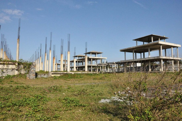 Nhiều dự án trên tuyến đường ven biển của tỉnh Quảng Nam thi công kéo dài rất nhiều năm Ảnh: Hoàng Anh Nhiều dự án trên tuyến đường ven biển của tỉnh Quảng Nam thi công kéo dài rất nhiều năm Ảnh: Hoàng Anh