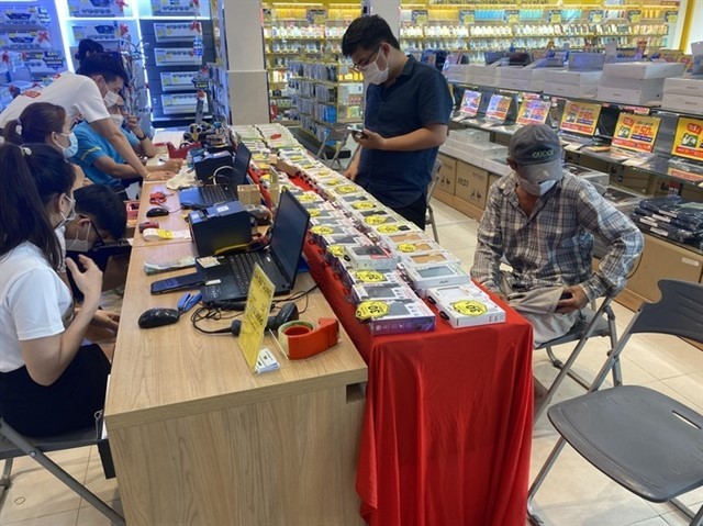 Một khách hàng đang làm thủ tục vay tiêu dùng Một khách hàng đang làm thủ tục vay tiêu dùng