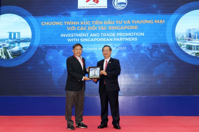 Ông Kho Choon Keng (bên trái), Chủ tịch Liên đoàn Công nghiệp và Thương mại Hoa Sing tặng quà lưu niệm cho lãnh đạo UBND tỉnh Bình Dương Ông Kho Choon Keng (bên trái), Chủ tịch Liên đoàn Công nghiệp và Thương mại Hoa Sing tặng quà lưu niệm cho lãnh đạo UBND tỉnh Bình Dương