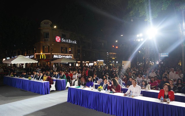 Các đại biểu và du khách tham dự chương trình.