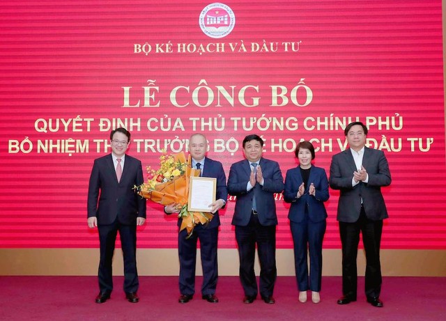 Lãnh đạo Bộ Kế hoạch và Đầu tư chúc mừng tân Thứ trưởng. Lãnh đạo Bộ Kế hoạch và Đầu tư hiện nay gồm Bộ trưởng Nguyễn Chí Dũng (đứng giữa), Thứ trưởng Trần Quốc Phương (ngoài cùng bên trái), Thứ trưởng Trần Duy Đông (ngoài cùng bên phải), Thứ trưởng Nguyễn Thị Bích Ngọc và Thứ trưởng Đỗ Thành Trung. (Ảnh: Đức Trung)