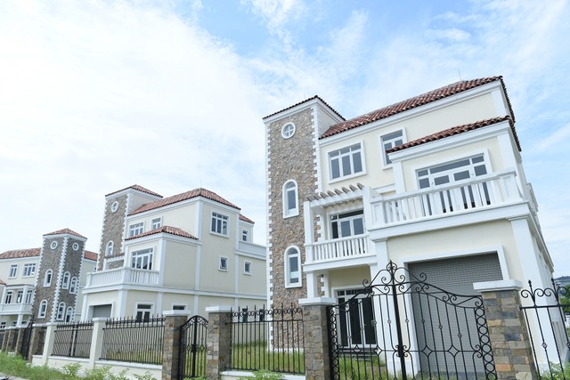 Gắn với nhu cầu ở thực nên hoạt động giao dịch nhà liền thổ luôn diễn ra, bất chấp thị trường khó khăn. Ảnh: Dũng Minh Gắn với nhu cầu ở thực nên hoạt động giao dịch nhà liền thổ luôn diễn ra, bất chấp thị trường khó khăn. Ảnh: Dũng Minh