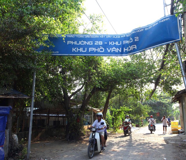 Cuộc sống của người dân Thanh Đa cũng bị treo theo. Ảnh: Lê Toàn