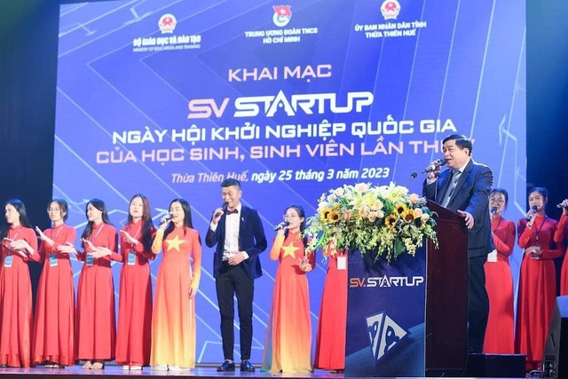 &quot;Sao không là mặt trời, gieo hạt nắng vô tư&quot; - câu hát trong bài hát &quot;Khát vọng&quot; của Nhạc sĩ Phạm Minh Tuấn được Bộ trưởng Nguyễn Chí Dũng hát cùng với các bạn thanh niên cũng là lời nhắn nhủ của ông đến các bạn học sinh, sinh viên. (Ảnh: Nhật Bắc)