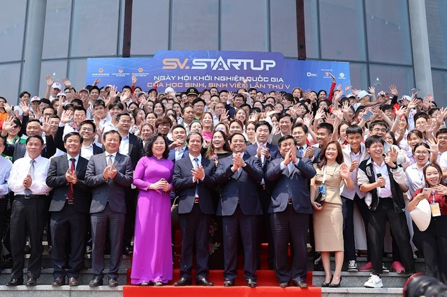 Thủ tướng cùng các đại biểu, các bạn đoàn viên, thanh niên chụp ảnh lưu niệm tại ngày hội khởi nghiệp. Ảnh: VGP/Nhật Bắc Thủ tướng cùng các đại biểu, các bạn đoàn viên, thanh niên chụp ảnh lưu niệm tại ngày hội khởi nghiệp. Ảnh: VGP/Nhật Bắc