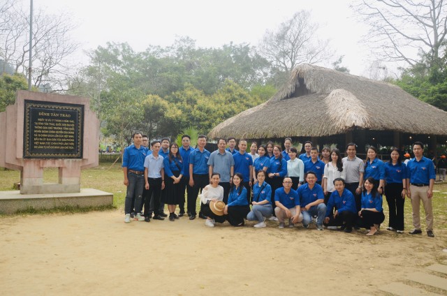 Đoàn Thanh niên Bộ Kế hoạch và Đầu tư cùng cán bộ Sở Kế hoạch và Đầu tư tỉnh Tuyên Quang về nguồn tại Khu di tích quốc gia đặc biệt Tân Trào
