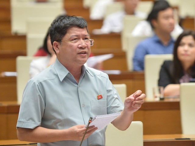 Đại biểu Tạ Văn Hạ tham gia ý kiến hoàn thiện dự thảo luật. Đại biểu Tạ Văn Hạ tham gia ý kiến hoàn thiện dự thảo luật.