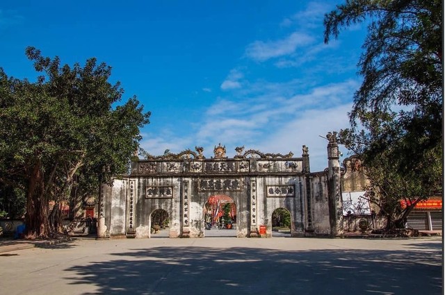 Nghi môn đền Kiếp Bạc.