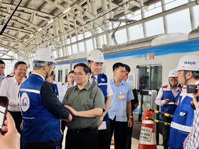 Thủ tướng trao đổi với đại diện của Cơ quan hợp tác quốc tế Nhật Bản tại công trình. Thủ tướng trao đổi với đại diện của Cơ quan hợp tác quốc tế Nhật Bản tại công trình.