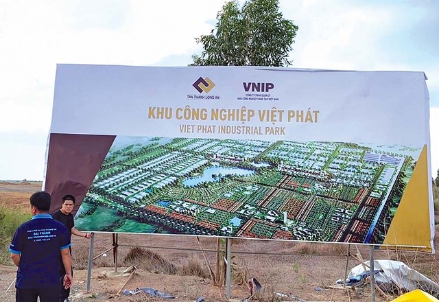 Tân Thành Long An đã lấy sổ đỏ của phần diện tích hơn 177 ha trong Dự án Khu đô thị Việt Phát (nay đổi tên Khu công nghiệp đô thị Việt Phát - Long An) làm tài sản đảm bảo cho lô trái phiếu 10.000 tỷ đồng của Vạn Trường Phát Tân Thành Long An đã lấy sổ đỏ của phần diện tích hơn 177 ha trong Dự án Khu đô thị Việt Phát (nay đổi tên Khu công nghiệp đô thị Việt Phát - Long An) làm tài sản đảm bảo cho lô trái phiếu 10.000 tỷ đồng của Vạn Trường Phát