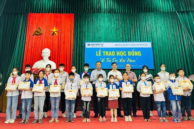 Các học sinh được nhận học bổng của Báo Đầu tư và các nhà tài trợ đều rất vui mừng. Các học sinh được nhận học bổng của Báo Đầu tư và các nhà tài trợ đều rất vui mừng.