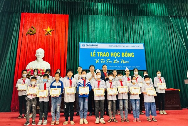 Lãnh đạo Báo Đầu tư, Phòng Giáo dục huyện Hưng Hà và đại diện SeABank trao quà cho các học sinh nghèo. Lãnh đạo Báo Đầu tư, Phòng Giáo dục huyện Hưng Hà và đại diện SeABank trao quà cho các học sinh nghèo.