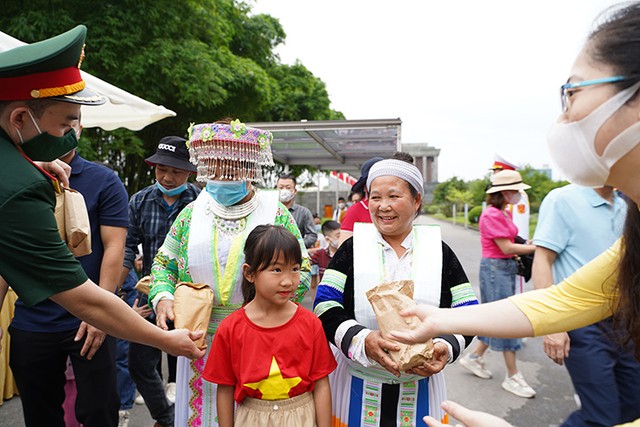 Người dân và du khách vào Lăng Chủ tịch Hồ Chí Minh viếng Bác vào dịp lễ 30/4, 1/5 được tặng quà. Người dân và du khách vào Lăng Chủ tịch Hồ Chí Minh viếng Bác vào dịp lễ 30/4, 1/5 được tặng quà.