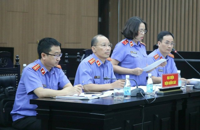 Viện Kiểm sát Nhân dân TP.Hà Nội công bố bản luận tội các bị cáo liên quan trong vụ án giao đất trái quy định tại Bình Thuận. Viện Kiểm sát Nhân dân TP.Hà Nội công bố bản luận tội các bị cáo liên quan trong vụ án giao đất trái quy định tại Bình Thuận.