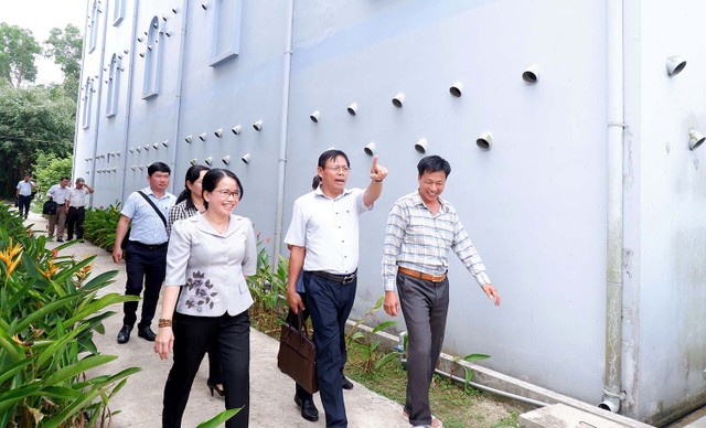 Ngành chức năng Long An kiểm tra dự án nuôi chim yến của Vina Yến. Ngành chức năng Long An kiểm tra dự án nuôi chim yến của Vina Yến.