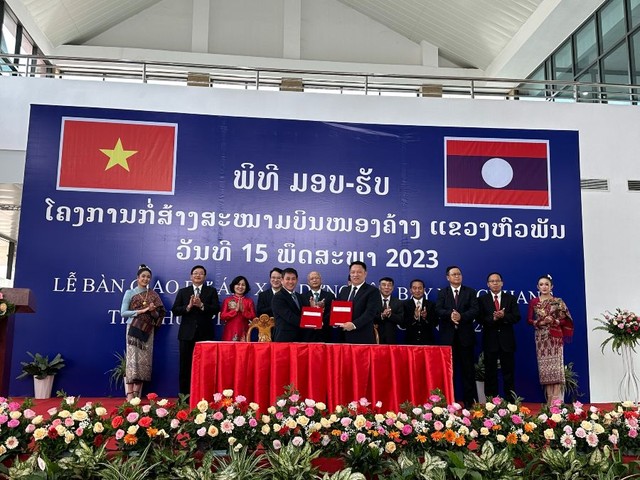 Hai bên trao biên bản bàn giao Công trình