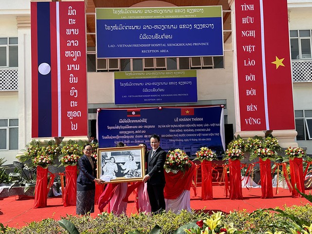 Thứ trưởng Trần Quốc Phương trao quà tặng của Bộ trưởng Bộ Kế hoạch và Đầu tư Nguyễn Chí Dũng cho Bệnh viện Hữu nghị Lào - Việt Nam tỉnh Xiêng Khoảng.