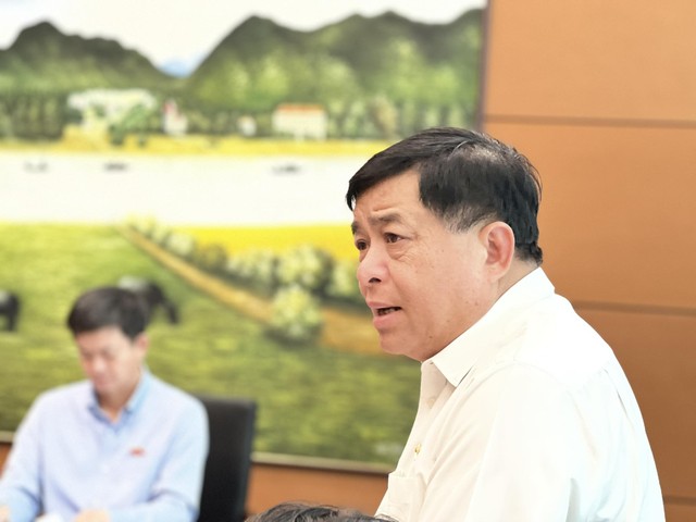 Bộ trưởng Nguyễn Chí Dũng trao đổi tại phiên thảo luận tại Tổ 12 về tình hình kinh tế - xã hội sáng 25/5.