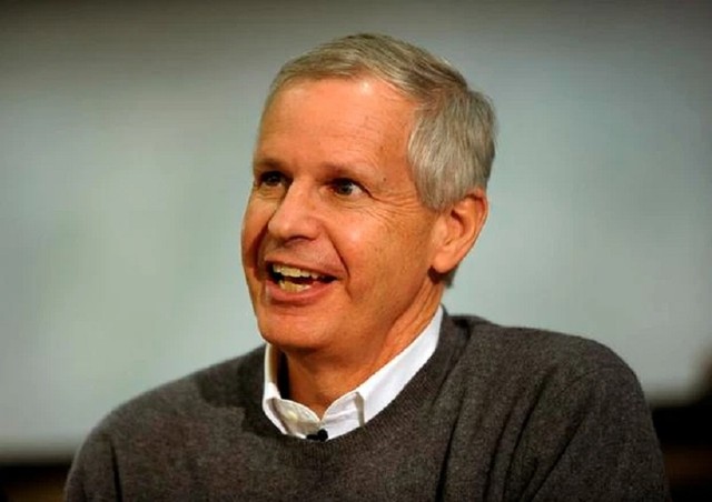 Charlie Ergen, nhà sáng lập và chủ tịch của Dish Network, vẫn mang cơm trưa nhà làm mỗi ngày. Ông cũng thường chia sẻ phòng khách sạn với các đồng nghiệp khi đi công tác Charlie Ergen, nhà sáng lập và chủ tịch của Dish Network, vẫn mang cơm trưa nhà làm mỗi ngày. Ông cũng thường chia sẻ phòng khách sạn với các đồng nghiệp khi đi công tác