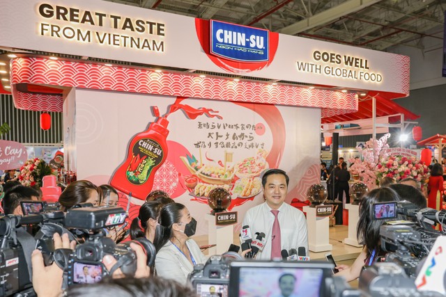Ông Bùi Tá Hoàng Vũ - Giám đốc Sở Công Thương TP.HCM phát biểu khai mạc tại Gian hàng CHIN-Su sáng ngày 25.5 Ông Bùi Tá Hoàng Vũ - Giám đốc Sở Công Thương TP.HCM phát biểu khai mạc tại Gian hàng CHIN-Su sáng ngày 25.5