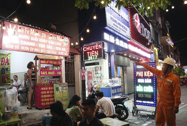 Nhân viên ngành điện trực tiếp gặp các hộ tiêu thụ đề nghị tiết kiệm điện Nhân viên ngành điện trực tiếp gặp các hộ tiêu thụ đề nghị tiết kiệm điện