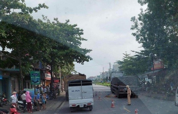 Quốc lộ 37 qua Hải Dương hiện đã xuống cấp, chật hẹp trong khi lưu lượng phương tiện lớn nên tiềm ẩn nhiều nguy cơ mất ATGT. Ảnh: Ngân Tuyền. Quốc lộ 37 qua Hải Dương hiện đã xuống cấp, chật hẹp trong khi lưu lượng phương tiện lớn nên tiềm ẩn nhiều nguy cơ mất ATGT. Ảnh: Ngân Tuyền.