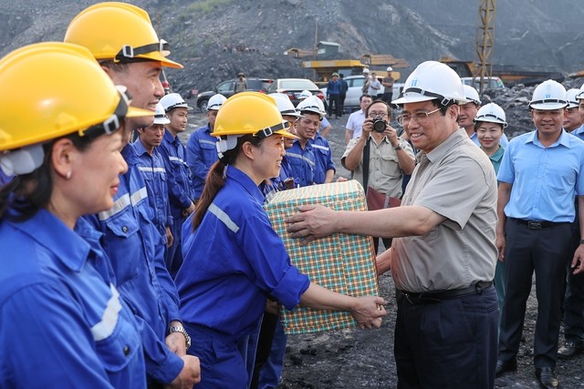 Thủ tướng Phạm Minh Chính thăm hỏi, tặng quà công nhân đang làm việc tại công trường. Ảnh: Báo Chính phủ/Nhật Bắc Thủ tướng Phạm Minh Chính thăm hỏi, tặng quà công nhân đang làm việc tại công trường. Ảnh: Báo Chính phủ/Nhật Bắc