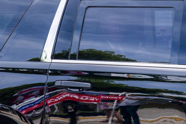 Cựu Tổng thống Trump ngồi trong xe vẫy tay với người ủng hộ. Ảnh: AP Cựu Tổng thống Trump ngồi trong xe vẫy tay với người ủng hộ. Ảnh: AP