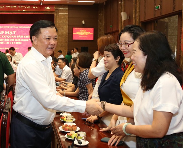 Bí thư Thành ủy Hà Nội Đinh Tiến Dũng gặp mặt đại biểu các cơ quan báo chí Trung ương và TP. Hà Nội. Bí thư Thành ủy Hà Nội Đinh Tiến Dũng gặp mặt đại biểu các cơ quan báo chí Trung ương và TP. Hà Nội.