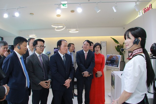 Đoàn công tác tham quan, tìm hiểu các sản phẩm do các doanh nghiệp của Tập đoàn LG chế tạo
