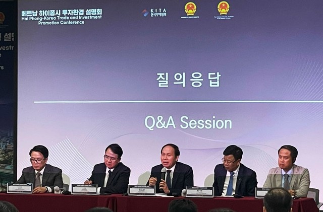 Lãnh đạo thành phố Hải Phòng trao đổi, giải đáp các nội dung doanh nghiệp quan tâm tại Hội nghị Xúc tiến đầu tư. Lãnh đạo thành phố Hải Phòng trao đổi, giải đáp các nội dung doanh nghiệp quan tâm tại Hội nghị Xúc tiến đầu tư.