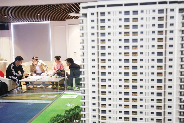 Số lượng môi giới bất động sản sụt giảm rất nhanh trong 1 năm qua. Ảnh: Dũng Minh Số lượng môi giới bất động sản sụt giảm rất nhanh trong 1 năm qua. Ảnh: Dũng Minh