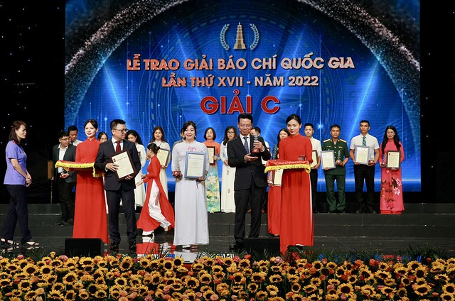 Nhà báo Phùng Thị Hồng Hạnh nhận Giải C Giải Báo chí Quốc gia lần thứ XVII - năm 2022. (Ảnh: Chí Cường)