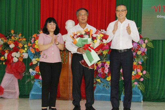 Bí thư Tỉnh ủy Phú Yên Phạm Đại Dương (phải) và Phó chủ tịch UBND tỉnh Phú Yên Hồ Thị Nguyên Thảo (trái) tặng hoa cám ơn Tổng biên tập Báo Đầu tư Lê Trọng Minh.