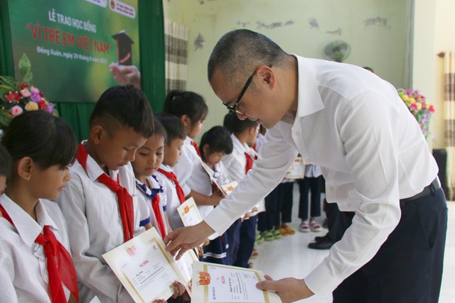 Bí thư Tỉnh ủy Phú Yên Phạm Đại Dương trao học bổng và động viên các em vượt khó vươn lên trong học tập.