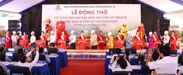 Toàn cảnh Lễ động thổ xây dựng dự án nhà máy sản xuất Gạch ốp lát Granite. Toàn cảnh Lễ động thổ xây dựng dự án nhà máy sản xuất Gạch ốp lát Granite.