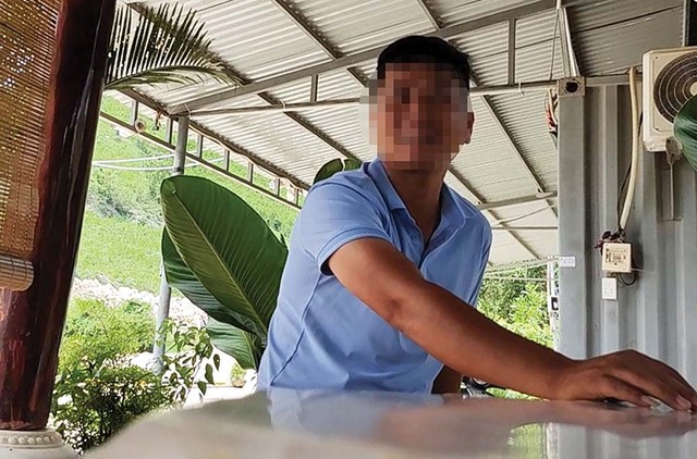 Thanh niên tên H. - người đang “cai quản” ở nhà điều hành tại khu vực mỏ. Thanh niên tên H. - người đang “cai quản” ở nhà điều hành tại khu vực mỏ.