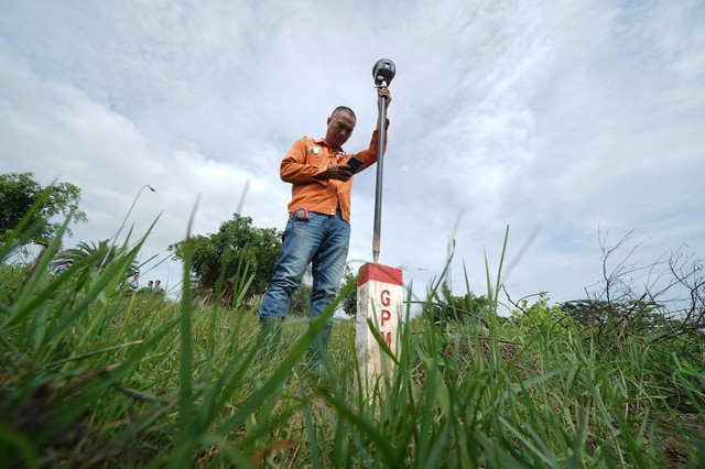 Cắm mốc giải phóng mặt bằng cho đường Vành đai 3 vùng TP.HCM. Ảnh: Việt Dũng Cắm mốc giải phóng mặt bằng cho đường Vành đai 3 vùng TP.HCM. Ảnh: Việt Dũng