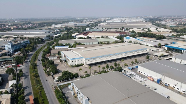 Nhiều chủ đầu tư khu công nghiệp phía Nam dịch chuyển ra thuê đất, kho bãi, nhà xưởng ở phía Bắc để xây dựng nhà máy. Ảnh: Dũng Minh Nhiều chủ đầu tư khu công nghiệp phía Nam dịch chuyển ra thuê đất, kho bãi, nhà xưởng ở phía Bắc để xây dựng nhà máy. Ảnh: Dũng Minh